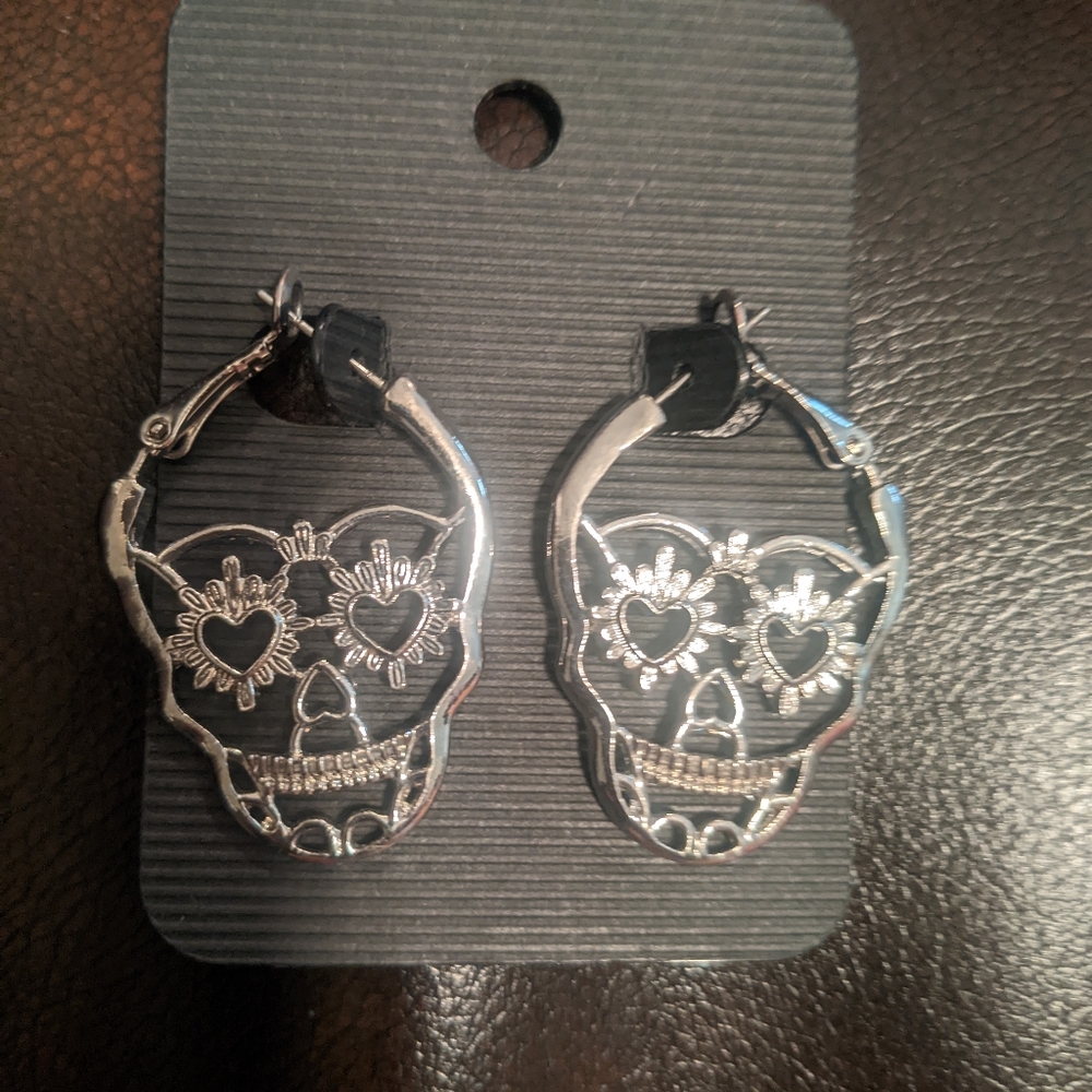 Sugar skull earrings NWOT
